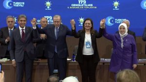 Cumhurbaşkanı Erdoğan, Burcu Köksal’a AK Parti rozetini taktı